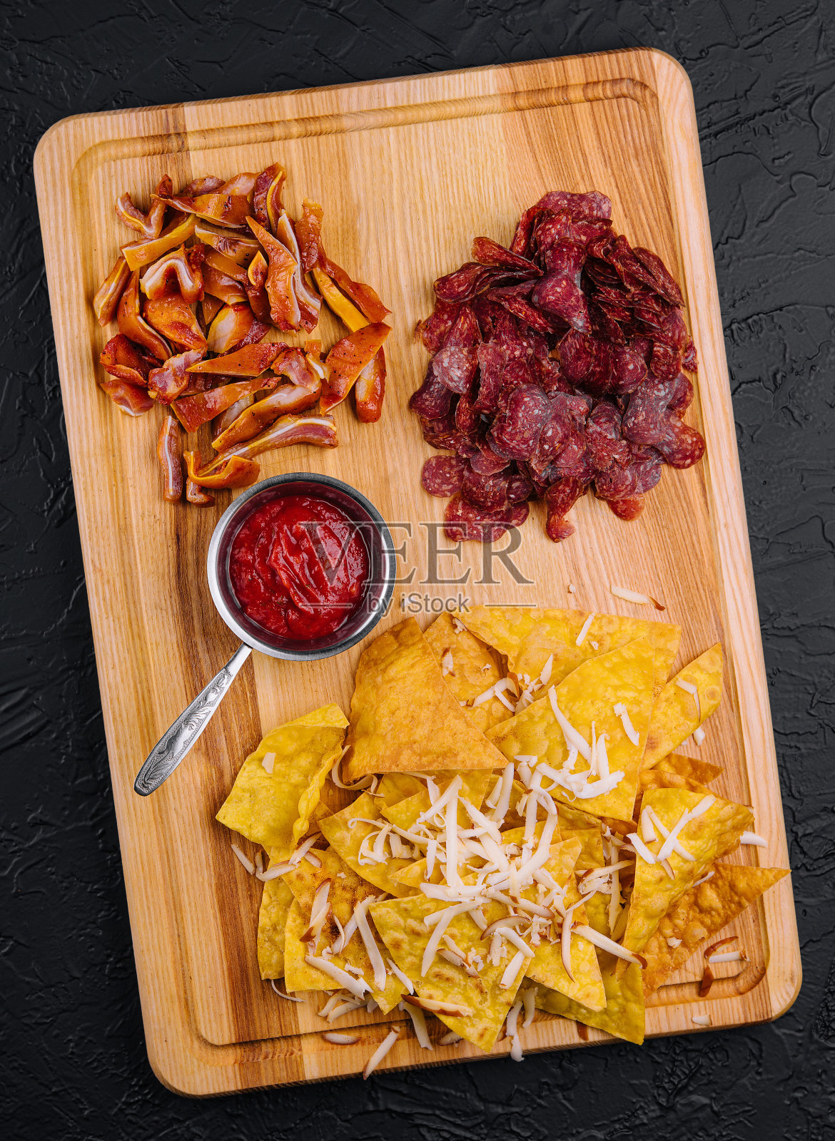 苏juk，烟熏猪耳朵和墨西哥薯片照片摄影图片