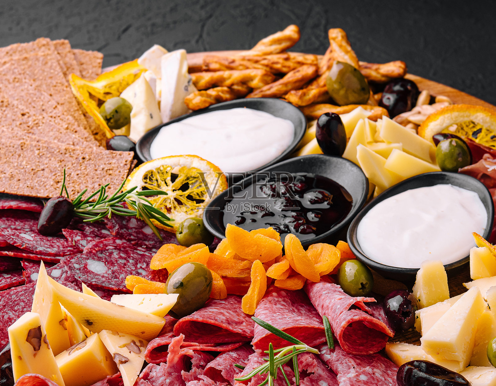 木制托盘选择意大利开胃小吃照片摄影图片