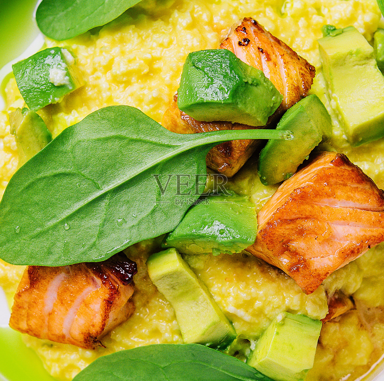 用牛油果和三文鱼片炒熟照片摄影图片