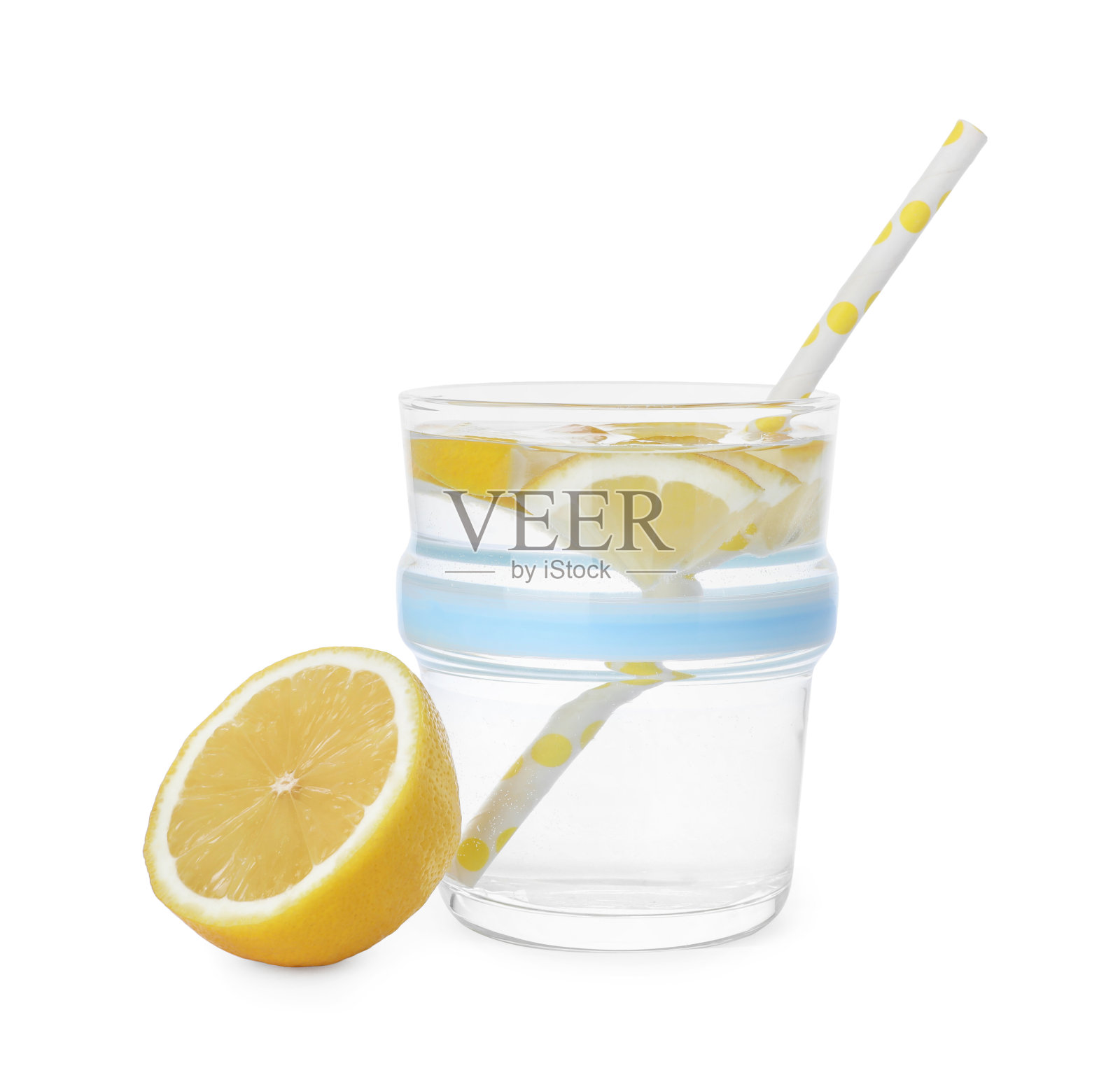 玻璃杯中加入水和白色背景的柠檬片照片摄影图片