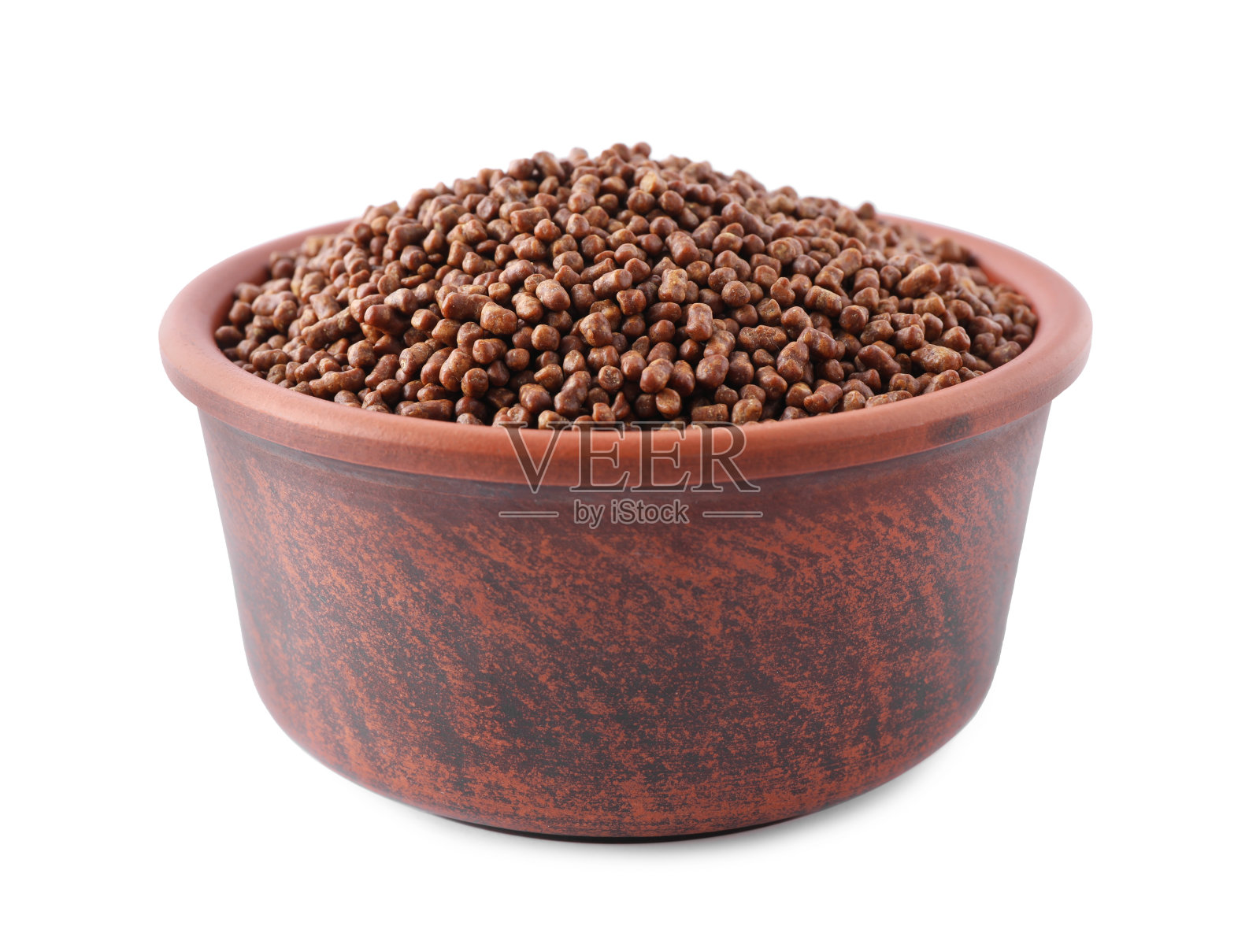 白色背景碗中的荞麦茶颗粒照片摄影图片