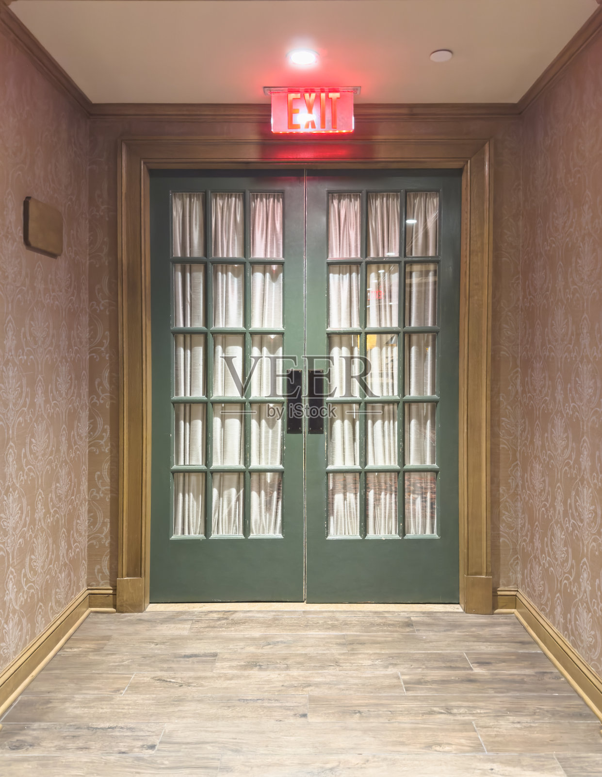 紧急出口门照片摄影图片