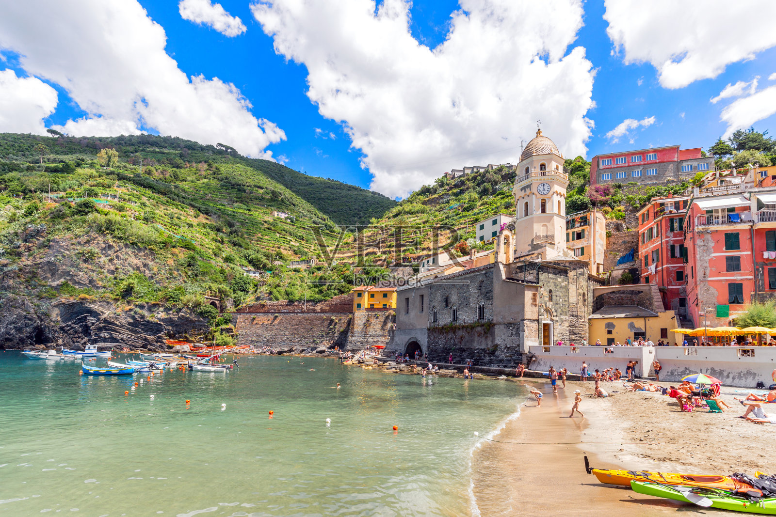 海滩上的人们对着天空照片摄影图片