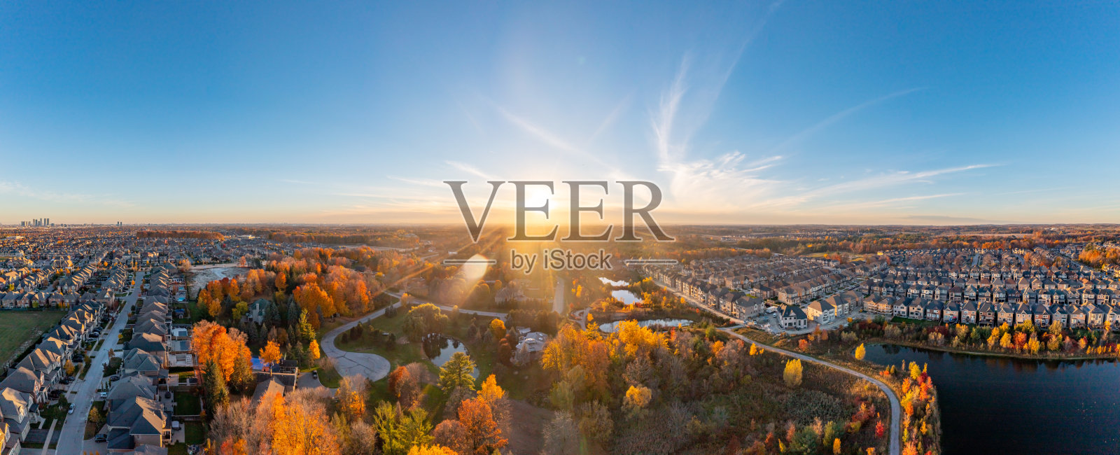 多色树叶在邻近公园韦斯顿路和麦肯齐博士，伍德布里奇，加拿大照片摄影图片