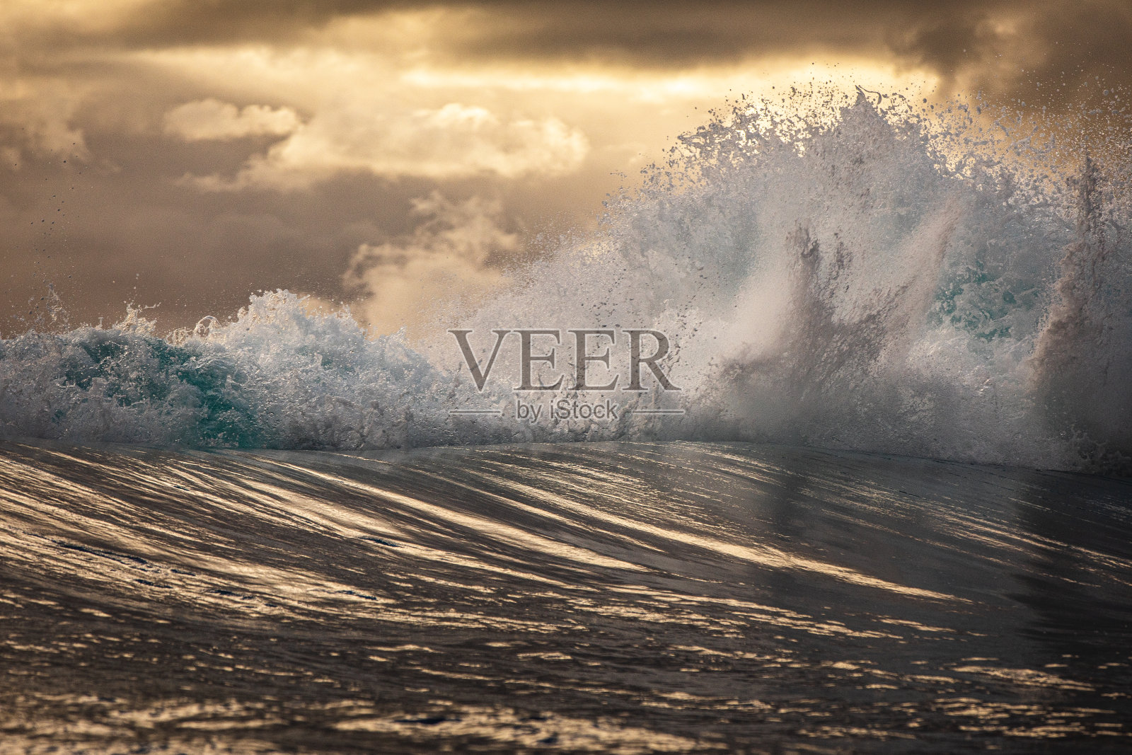 在一个暴风雨的早晨，海浪在海洋中爆炸照片摄影图片