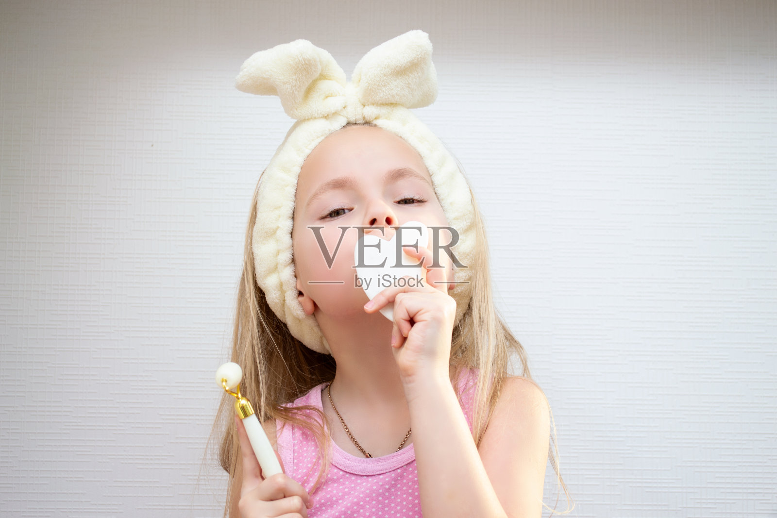 这个小女孩带来了美丽照片摄影图片