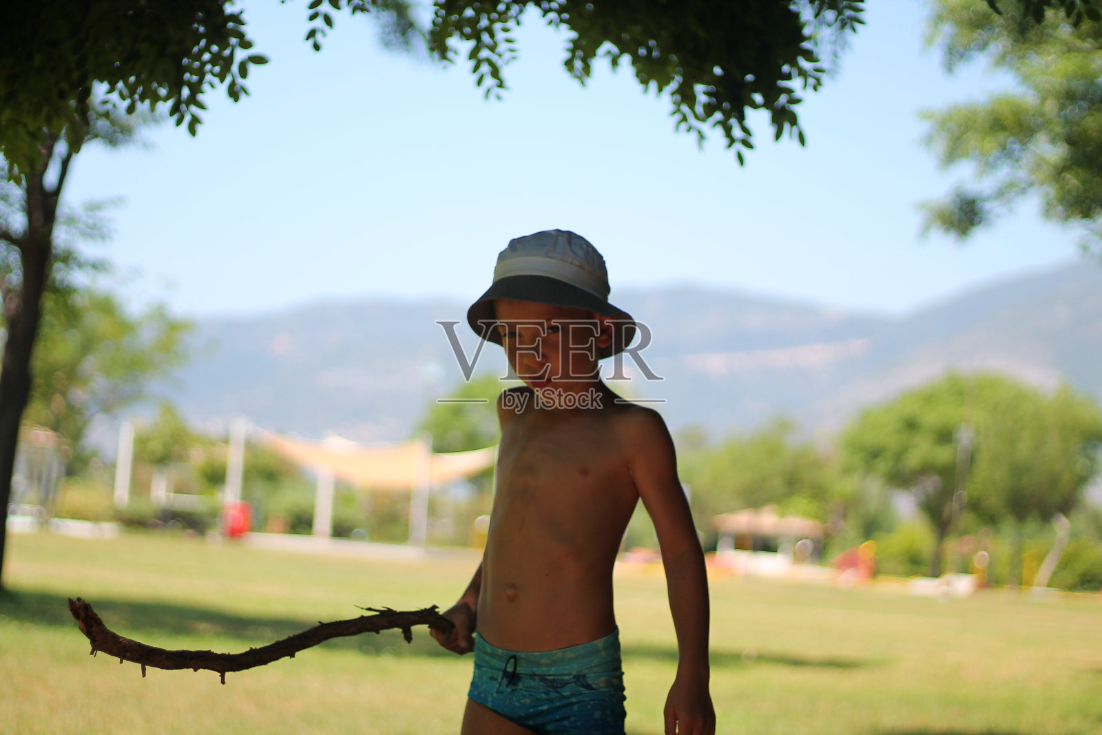 一个暑假里的孩子照片摄影图片