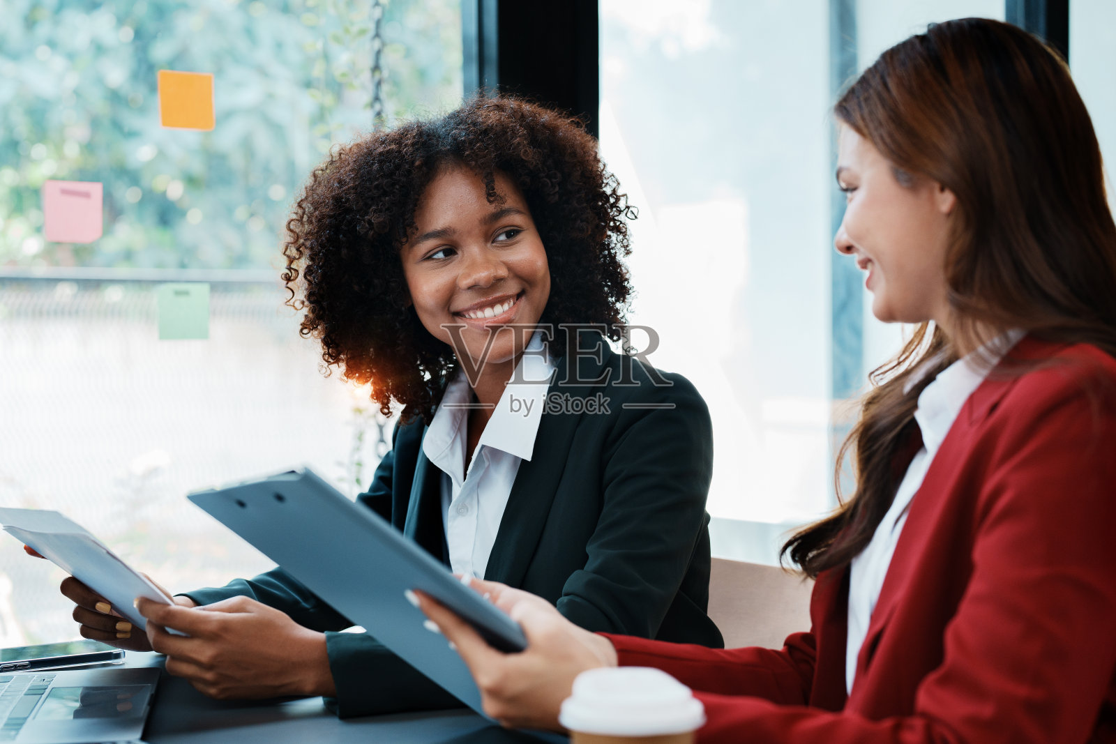 多民族企业，美丽的美国非洲人与亚洲女商人会面。会计人做单据、税务、外汇、会计和财务顾问照片摄影图片