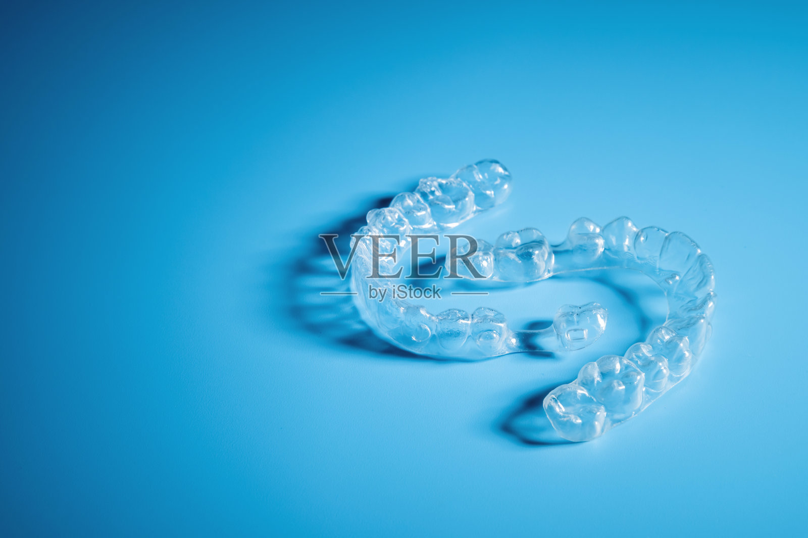 塑料牙齿矫正彩色背景。没有人照片摄影图片