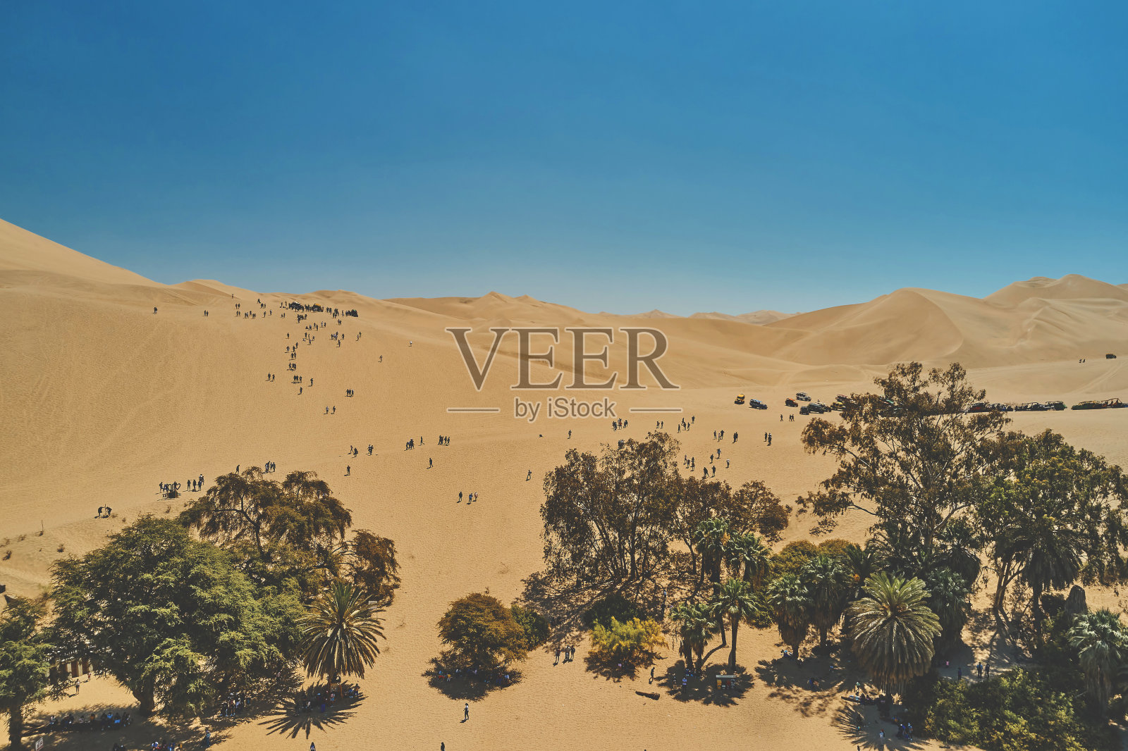 瓦卡奇纳绿洲是沙漠中部的天然绿洲，位于秘鲁伊卡市。照片摄影图片