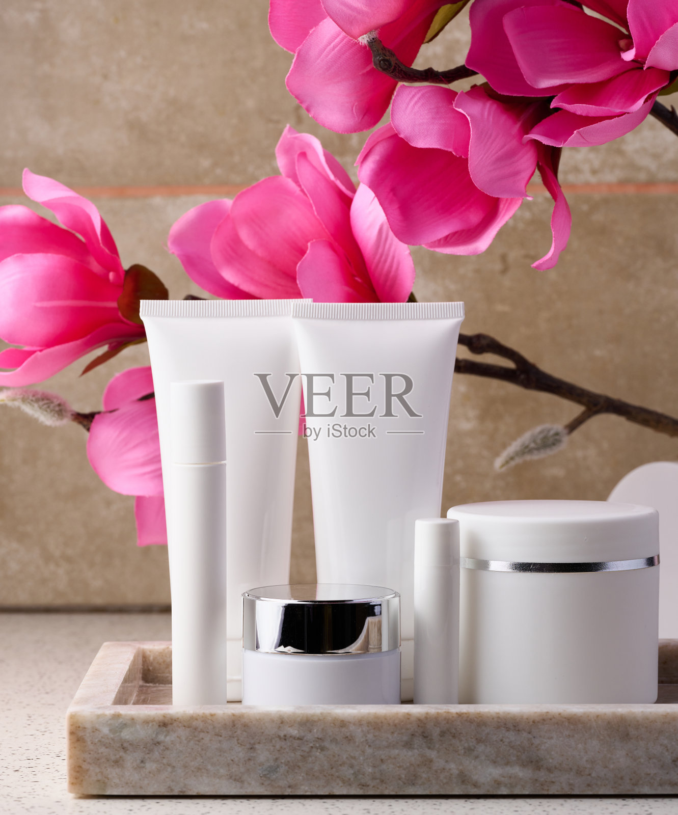 白色塑料管，化妆品罐。凝胶，奶油，汤力的容器。广告及产品推广照片摄影图片