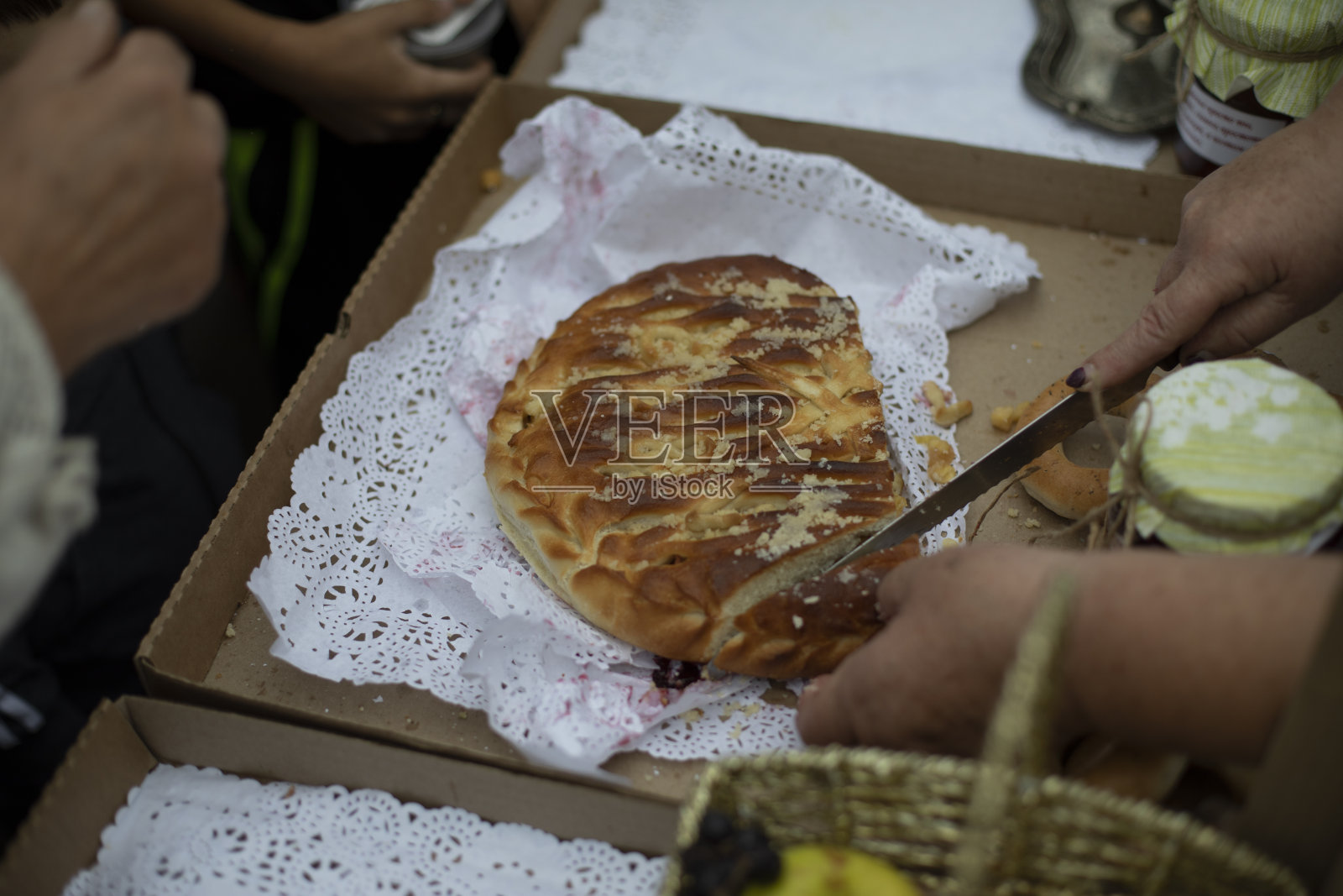手切馅饼。俄罗斯的糖果。祖母的糕点。美味的食物。面粉产品细节。照片摄影图片