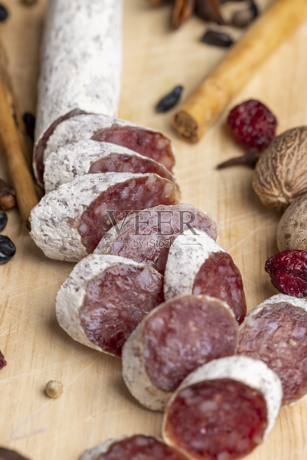 有白色霉菌的香肠块照片摄影图片