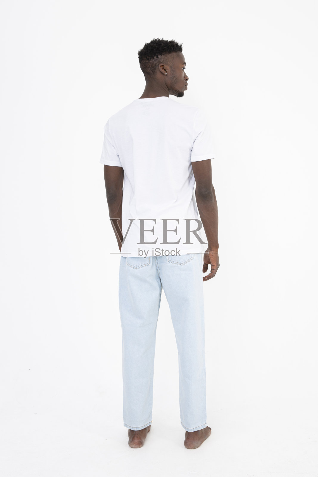 穿着白色t恤的非洲裔黑人。面无表情。孤立在白色上。照片摄影图片