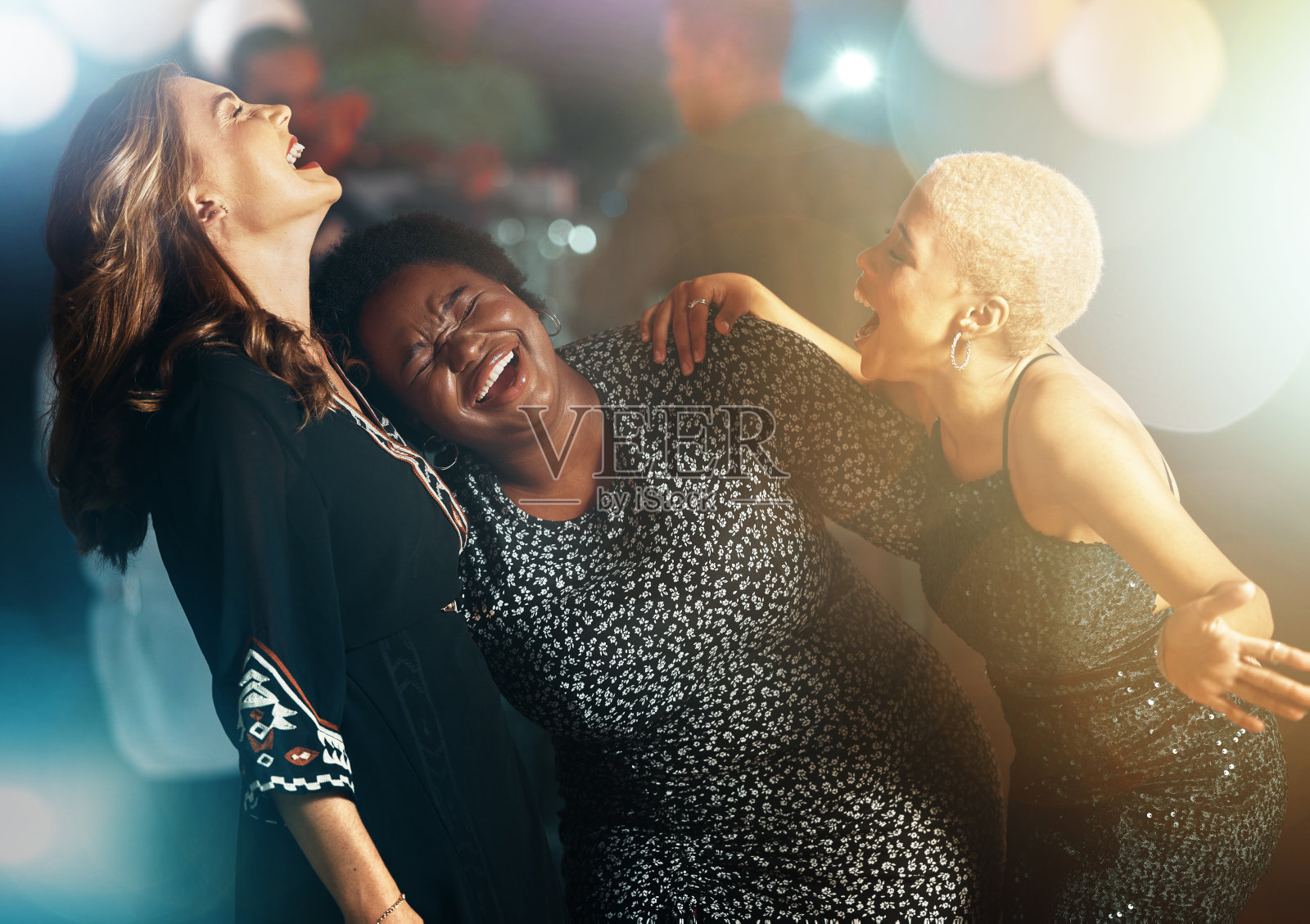 朋友，女人和跳舞在俱乐部，快乐和欢笑在一起，休息和俱乐部。年轻的女性，女孩和派对的微笑，多样性和联系的快乐，能量和人群在夜晚和光明照片摄影图片