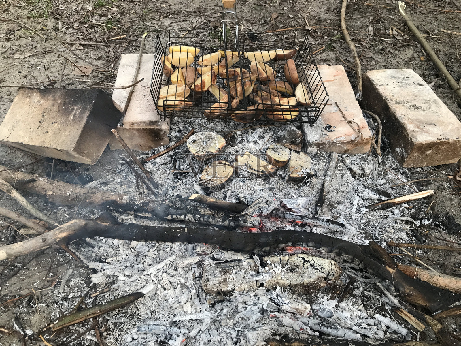 土豆和香肠在森林里烧烤照片摄影图片