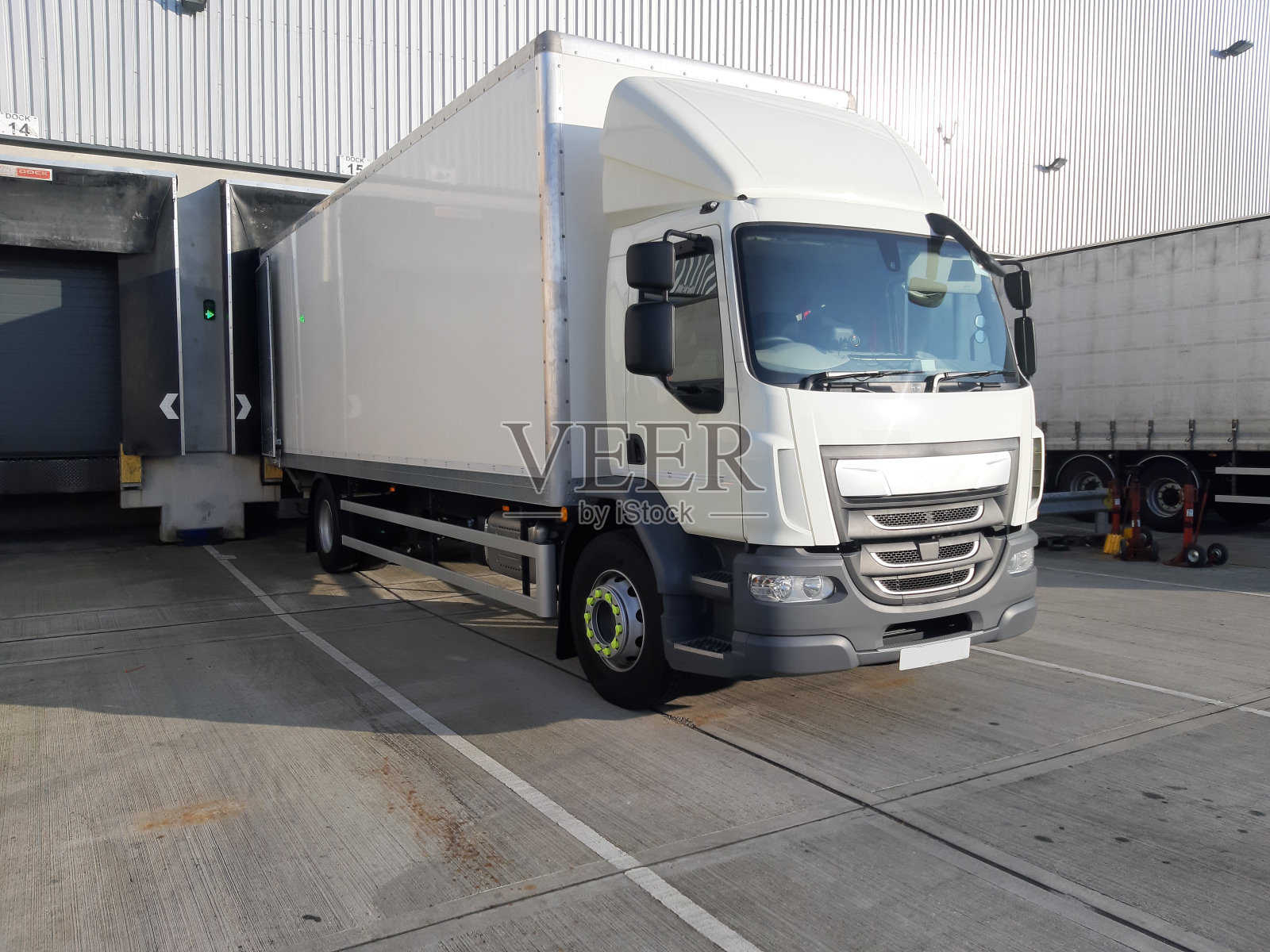 卡车停在装货区-刚性卡车照片摄影图片