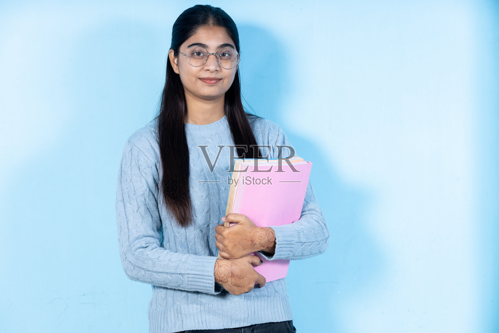 女少年学生拿着书微笑的库存照片库存照片照片摄影图片