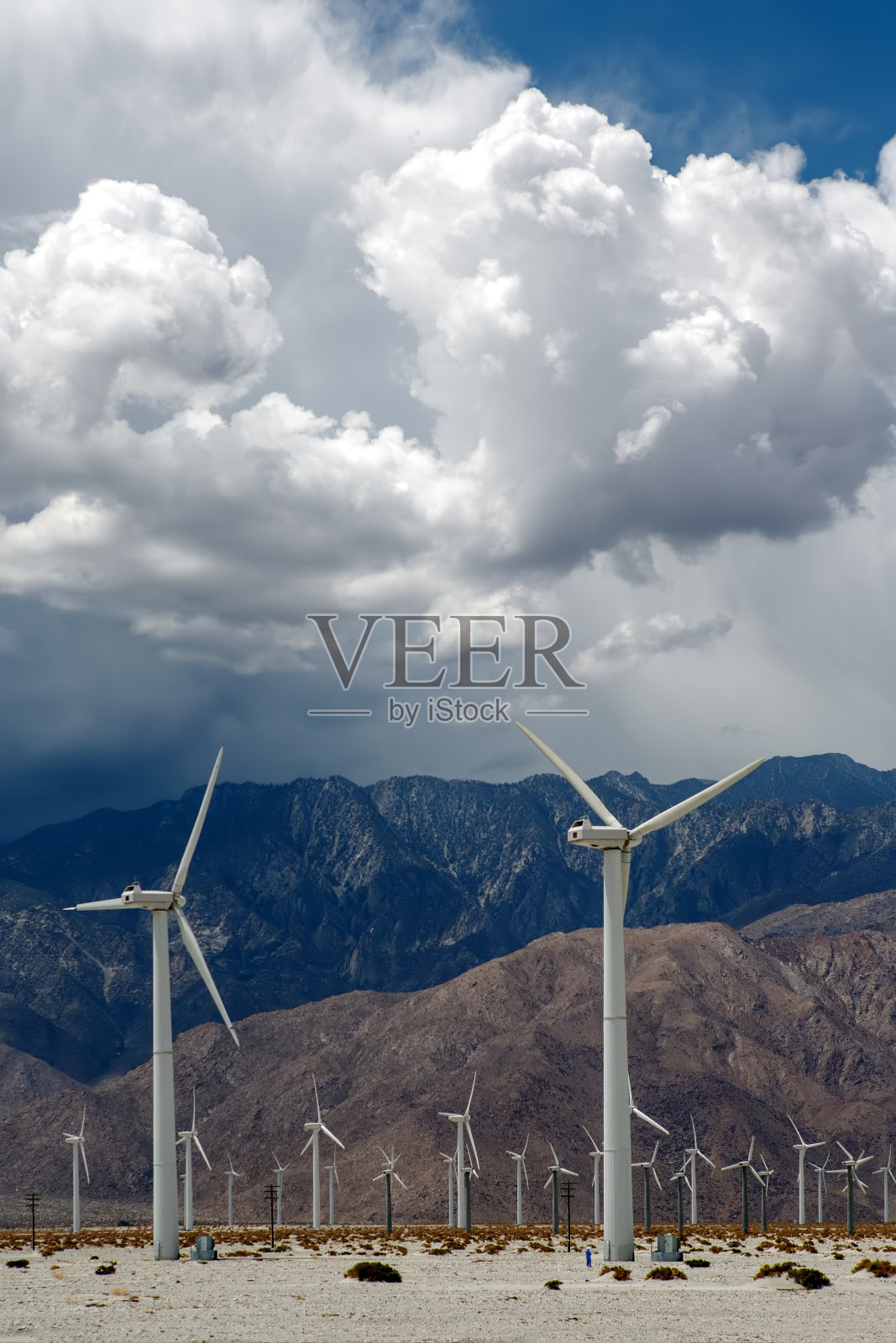 风力发电机，一种替代能源照片摄影图片