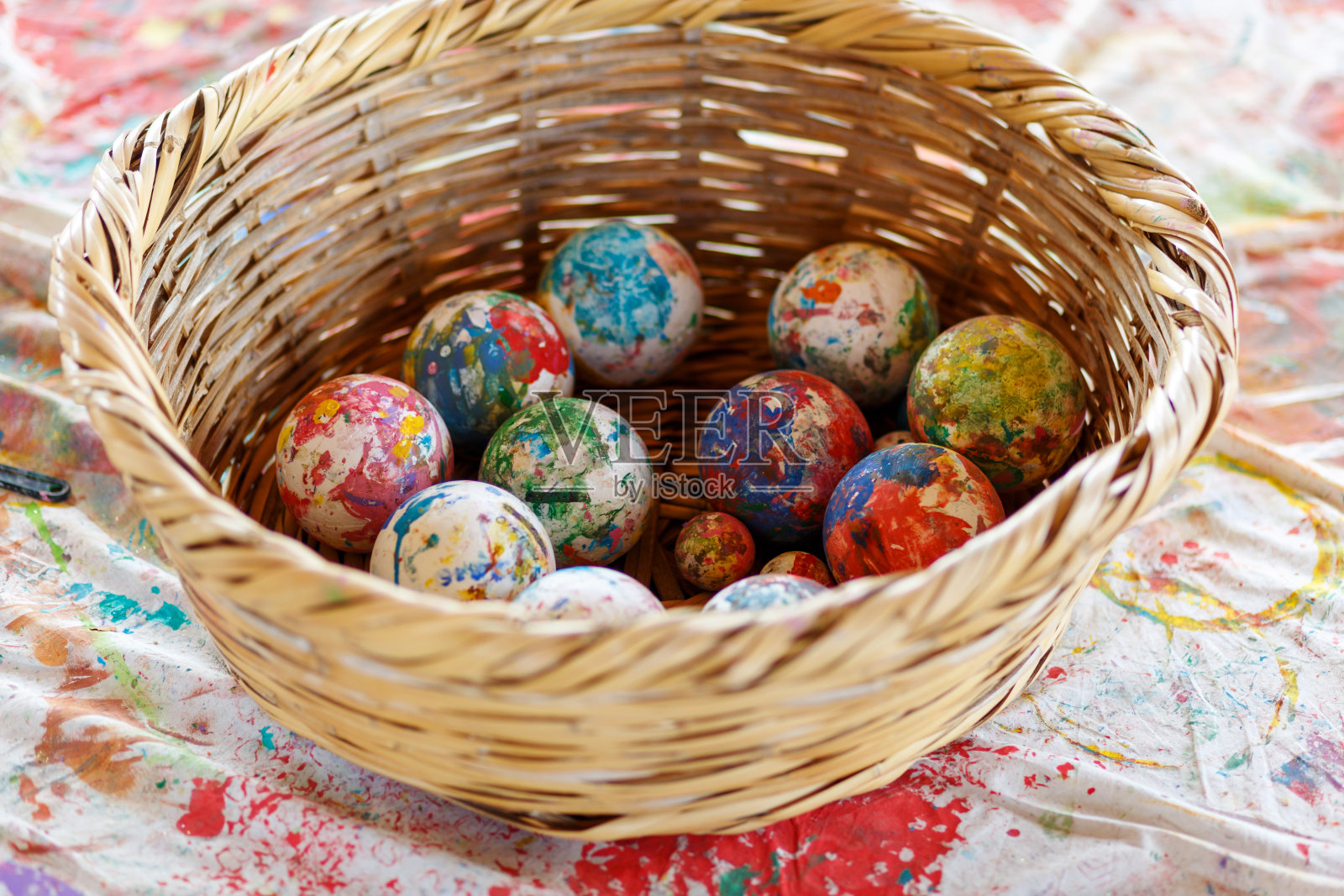 孩子们在艺术学校画画。教育的概念。各种彩绘球在呜呜篮里照片摄影图片