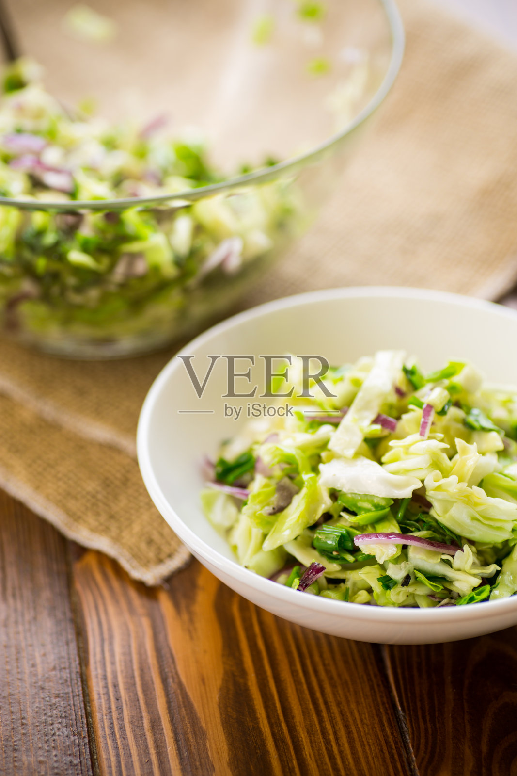 卷心菜沙拉配紫洋葱，放在碗里。照片摄影图片