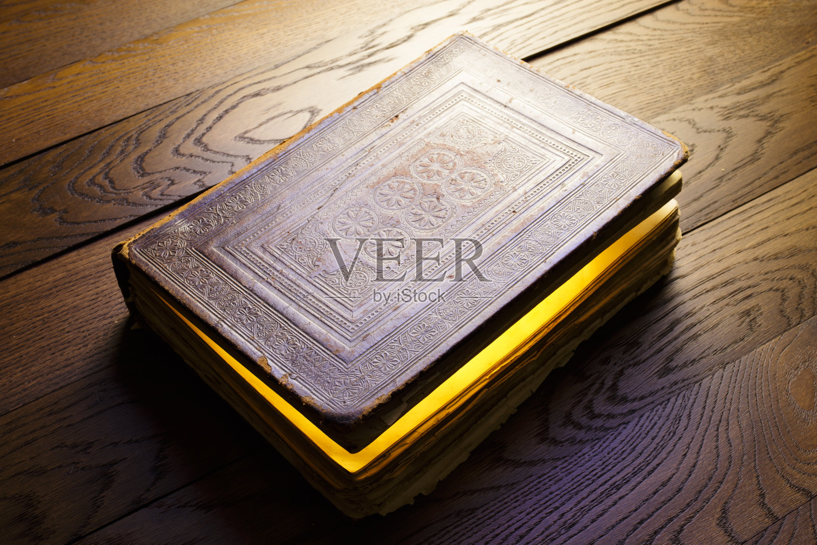 古老的魔法书，里面有光。神秘的夜晚，黑暗。照片摄影图片