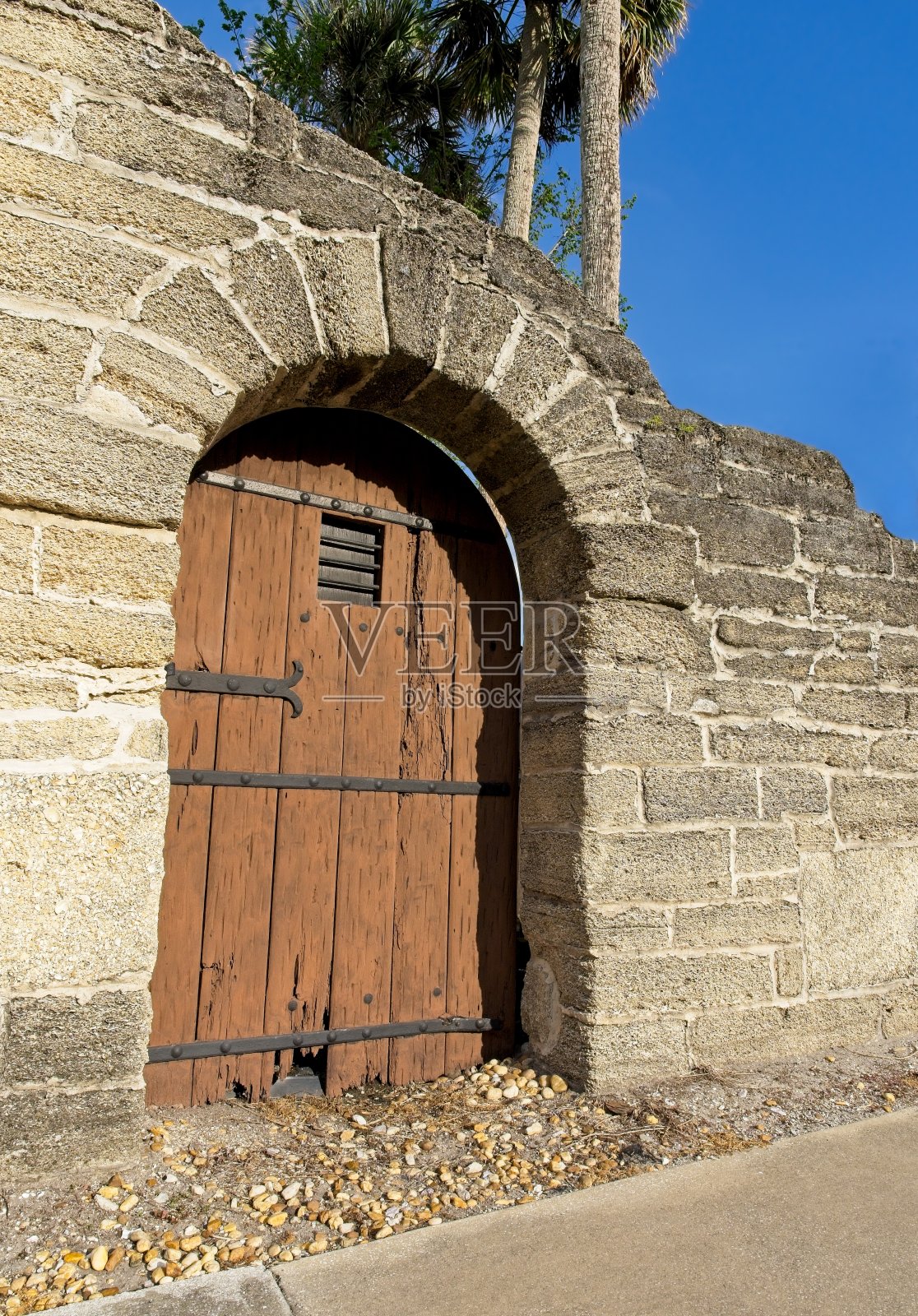 沿着圣奥古斯丁码头区的海洋街，古老的拱形木门进入石墙照片摄影图片