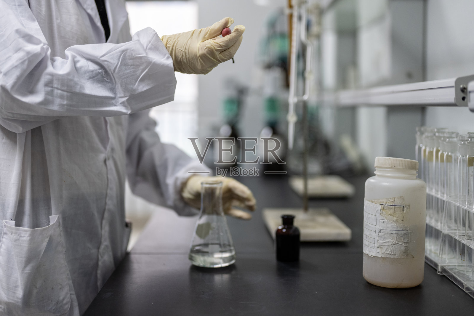 一位女士正在做实验室测试照片摄影图片