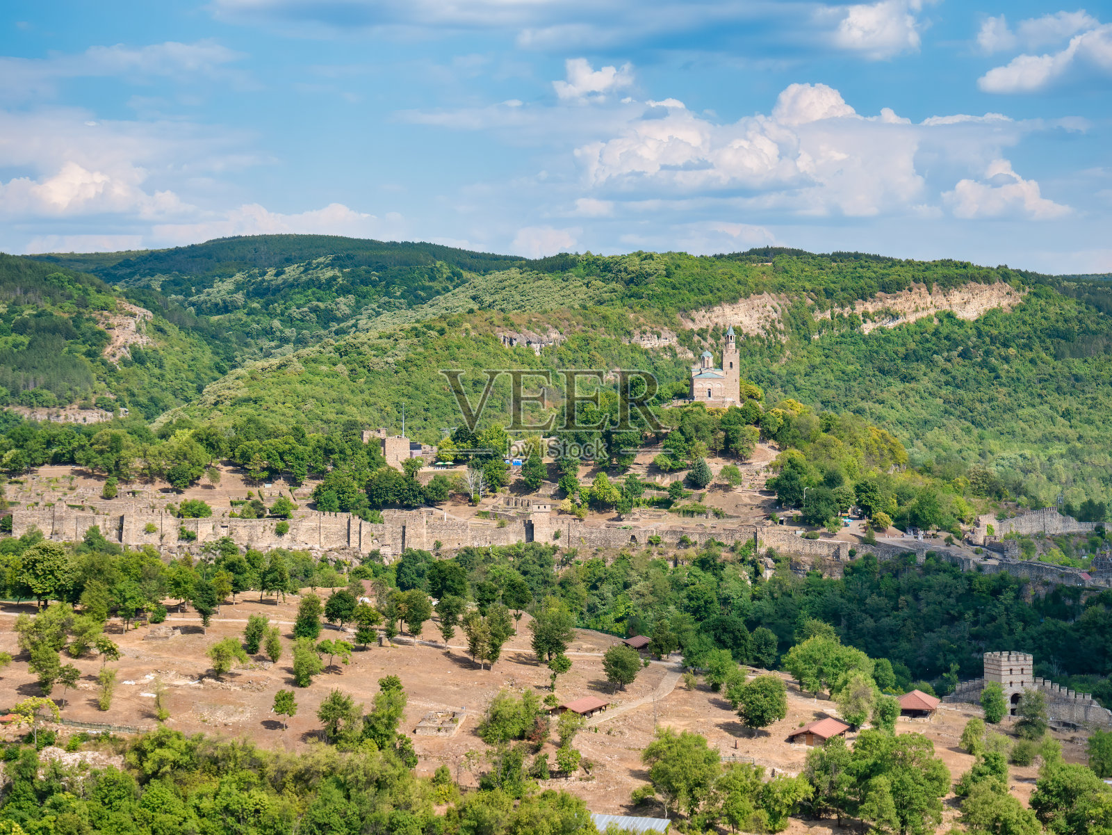 观看位于著名的中世纪要塞Tsarevets的东正教阿森松大教堂照片摄影图片