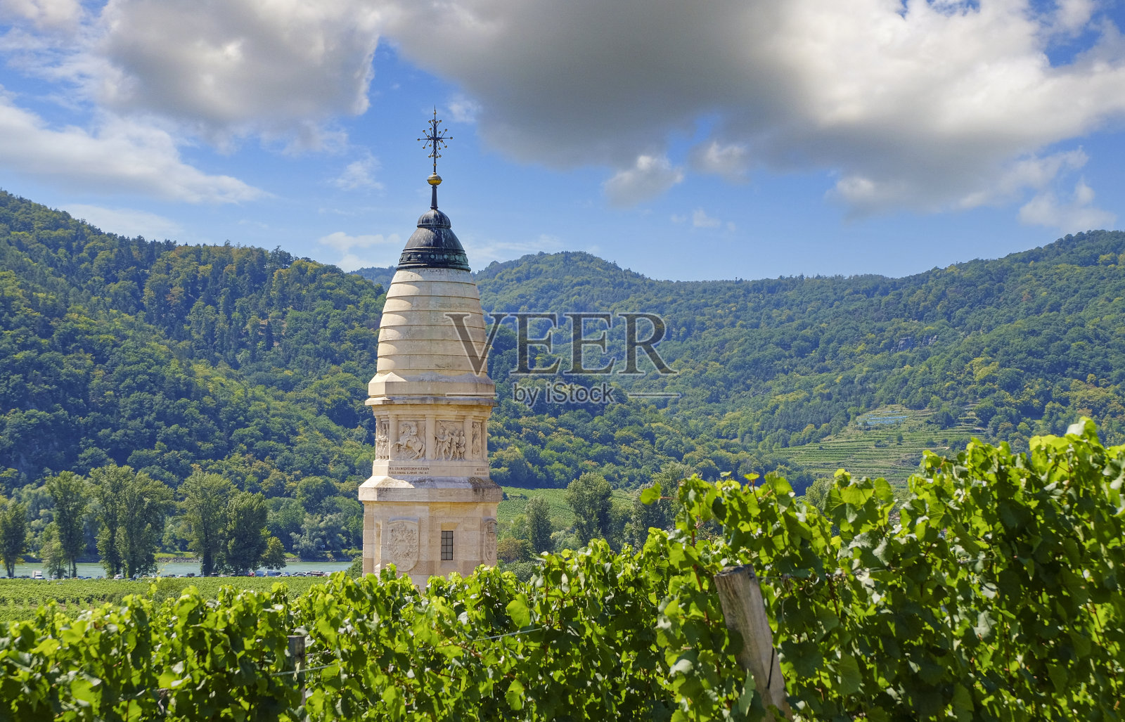 Wachau之旅。1805年11月11日，杜恩施泰因战役纪念碑。来自奥地利、俄罗斯和法国的士兵参加了战斗。纪念碑于1905年6月27日开放。照片摄影图片