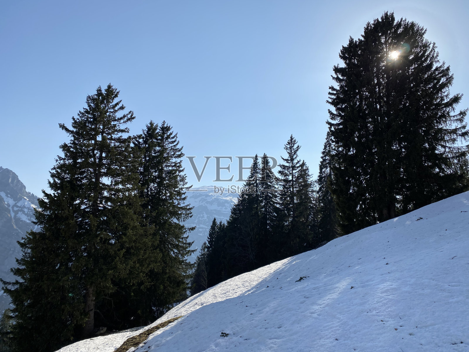 在瑞士格拉鲁斯州的格拉鲁斯阿尔卑斯山脉的高山山谷和冰峰上，光影在纯白的积雪上上演了一出神奇的戏。照片摄影图片