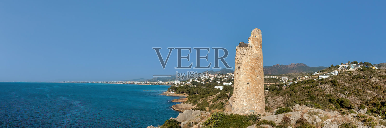 西班牙奥罗佩萨德尔马的托雷科伦梅拉和地中海全景照片摄影图片