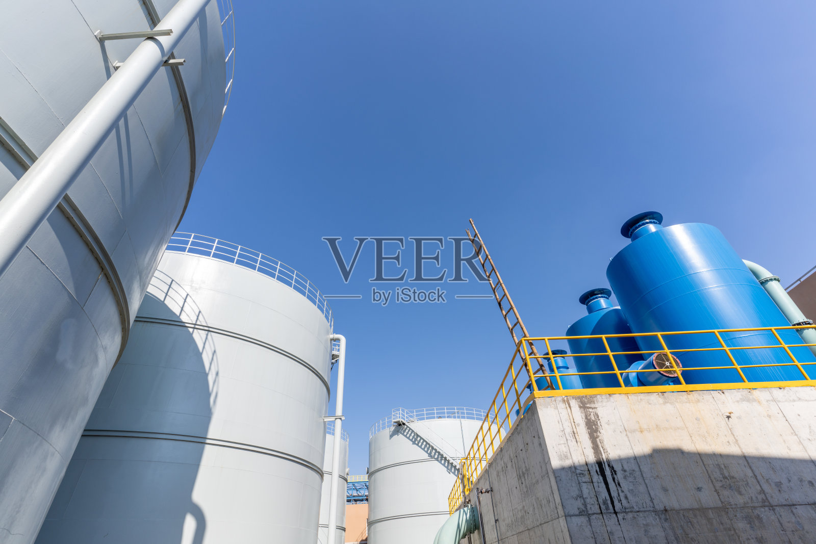 未完工的化工厂设备照片摄影图片