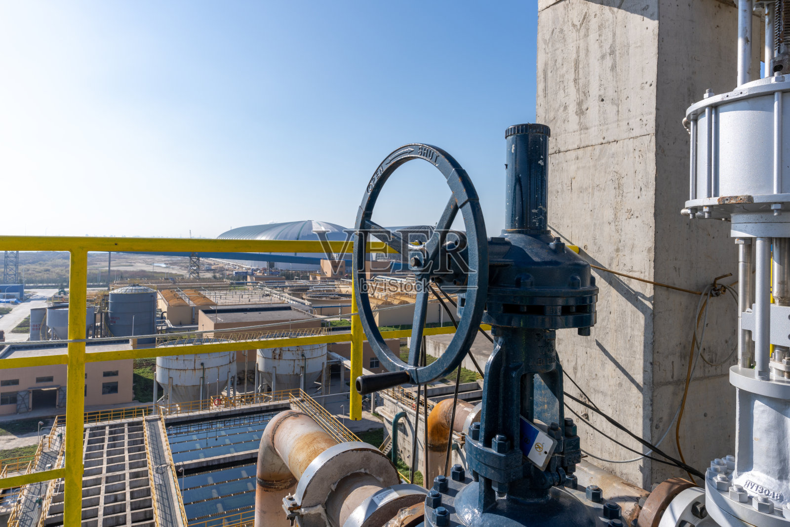 未完工的化工厂设备照片摄影图片