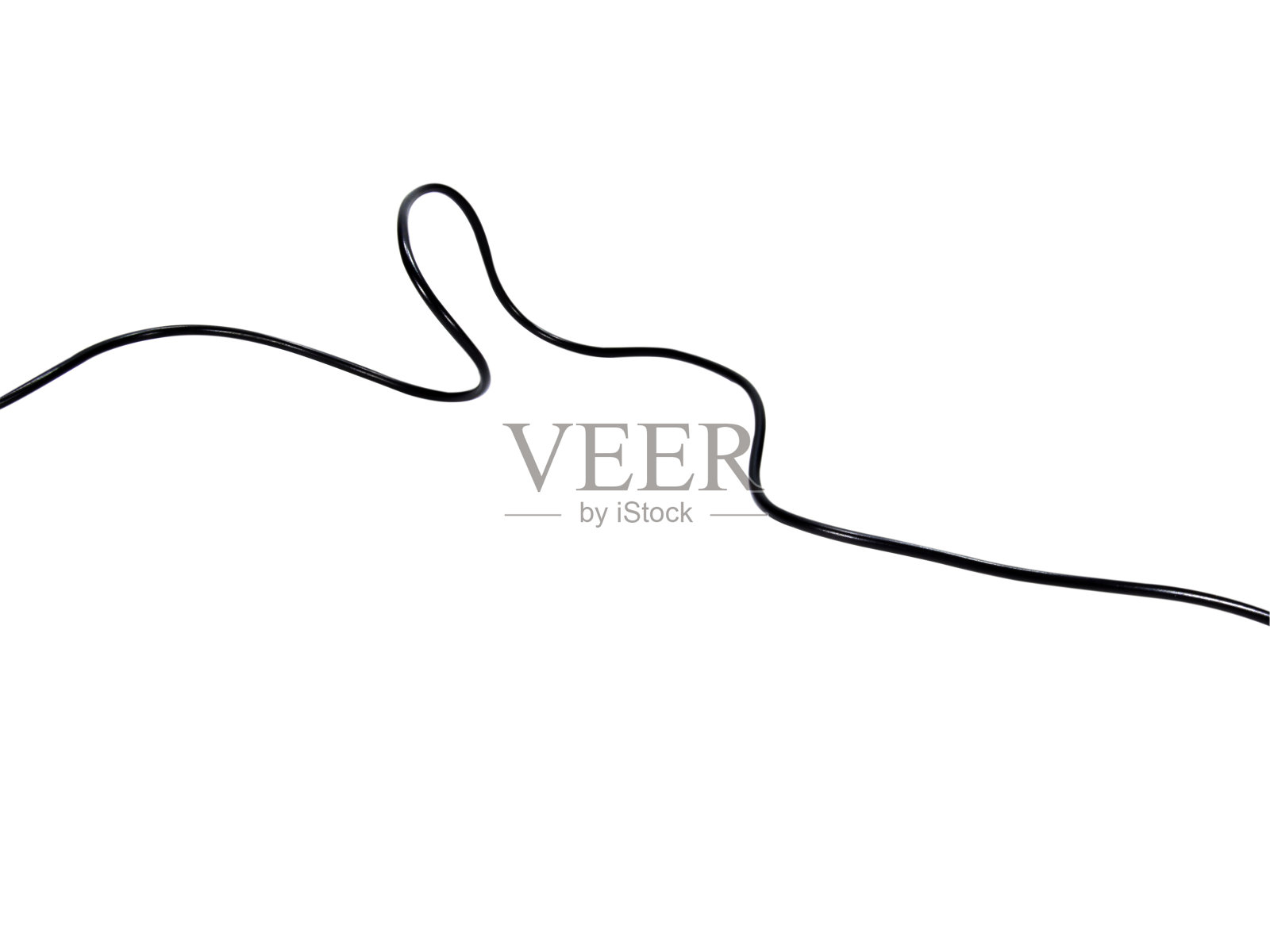 usb和适配器的黑色电线电缆隔离在白色背景上。电子连接器。选择重点。剪切路径。照片摄影图片