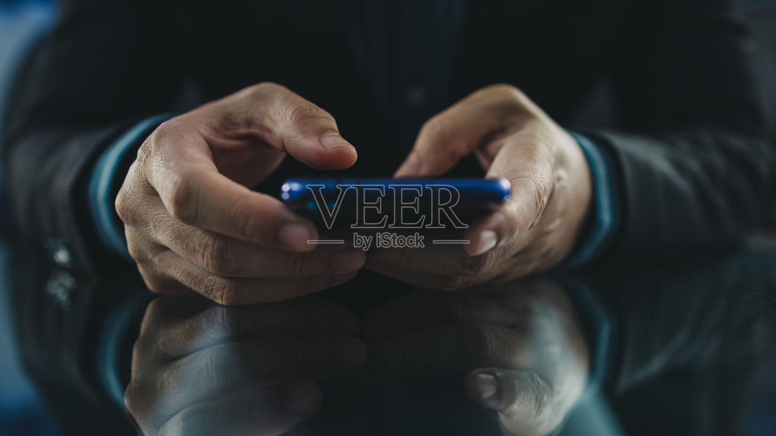 商人使用智能手机分析公司财务结果的特写。照片摄影图片