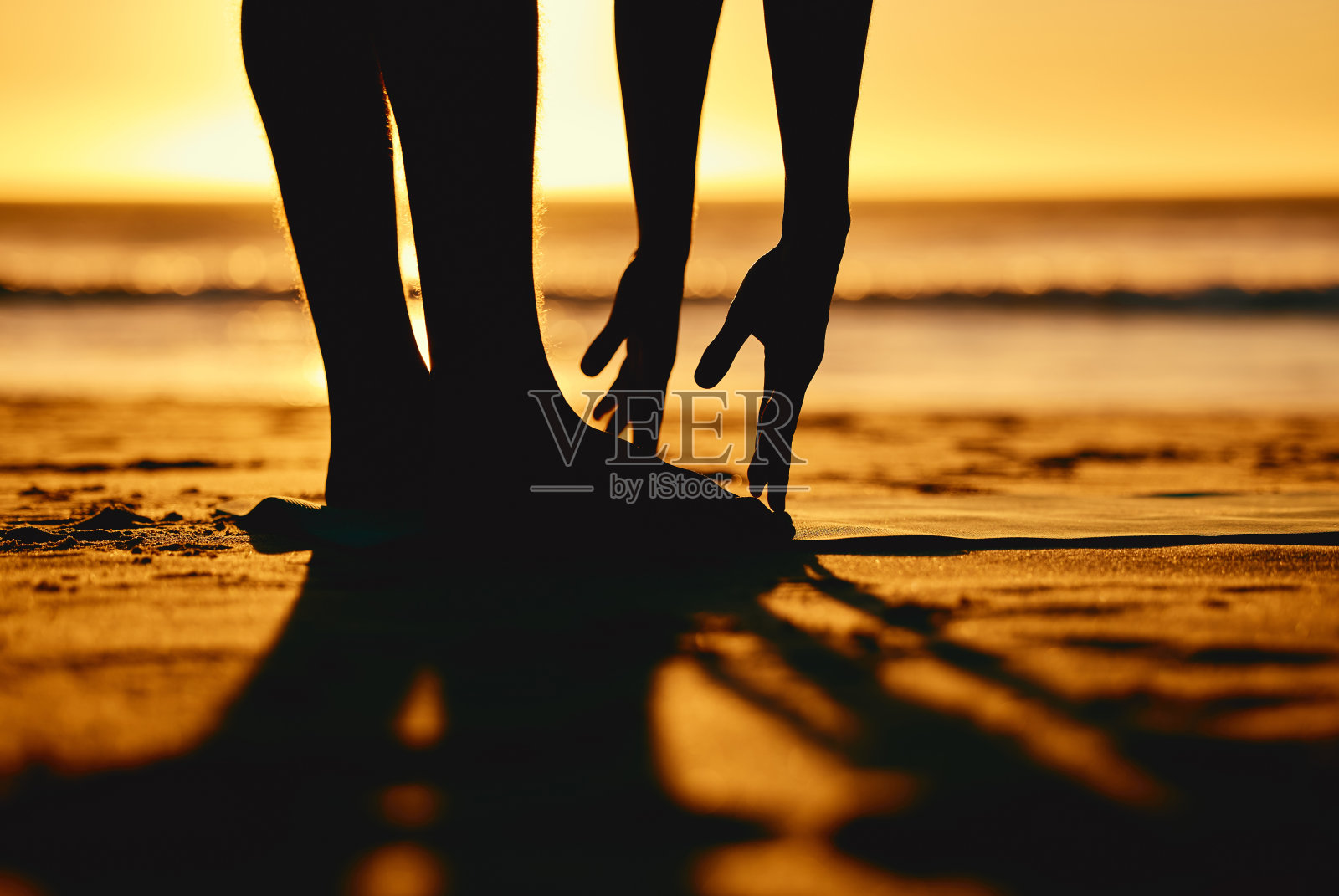 剪影，日落和瑜伽健身，拉伸在海滩和身体训练，禅与自然。人的腿，手和模型，海洋与健康和普拉提，锻炼与健康与和平照片摄影图片