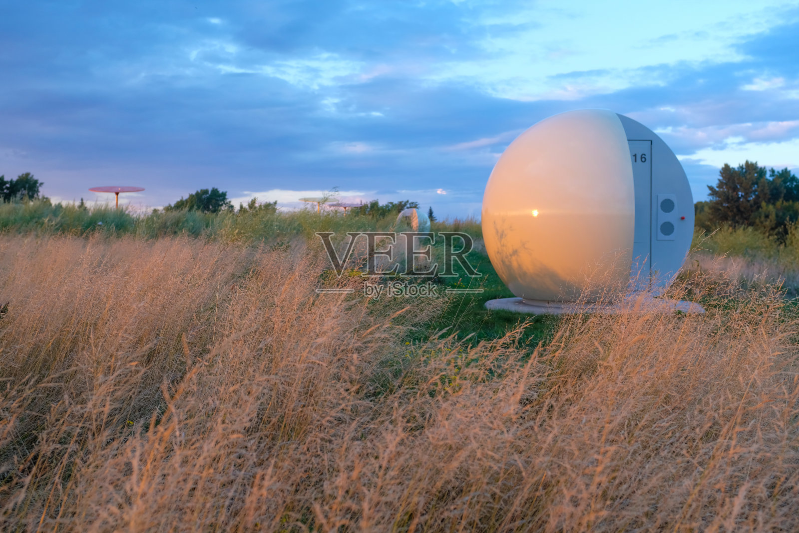 蒙特利尔弗雷德里克后公园，一个包含沼气捕获井的球体照片摄影图片