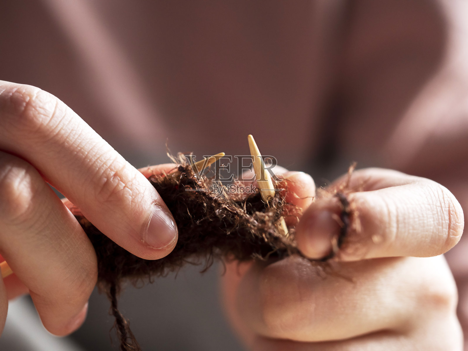 一个年轻女子的手编织编织针。最喜欢的爱好，手工制作。照片摄影图片