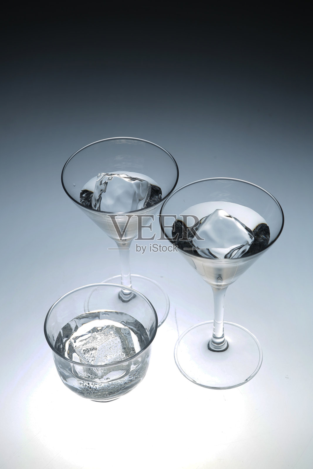 一个在深黑色背景下的玻璃杯特写照片摄影图片