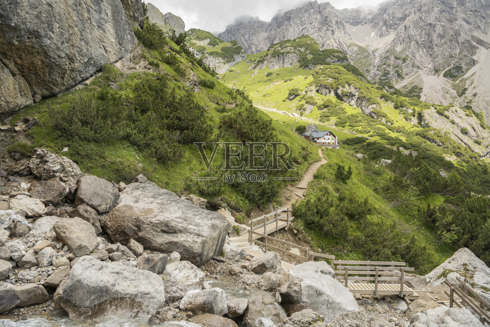 夏天在蒂罗尔州伊姆斯特的Drischsteig小径上看到的Muttekopfhütte。奥地利阿尔卑斯山景观。莱赫塔尔阿尔卑斯山。莱赫塔勒·阿尔彭。照片摄影图片