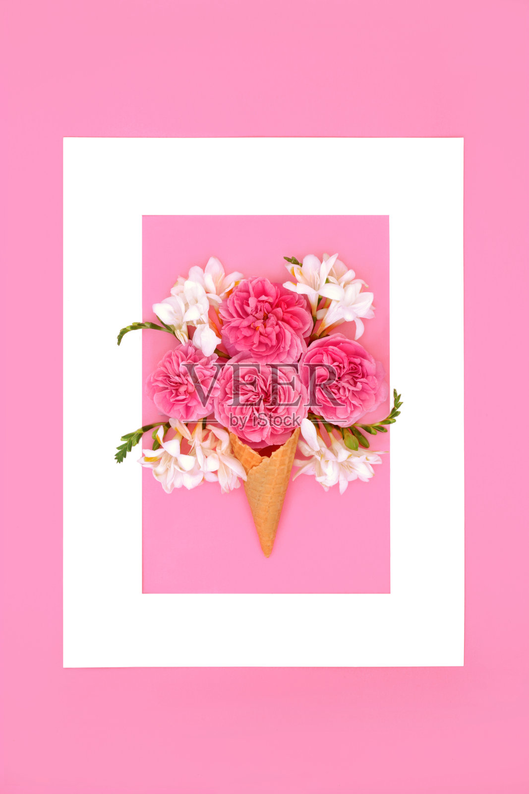 玫瑰和小苍兰花超现实冰淇淋蛋卷构图照片摄影图片