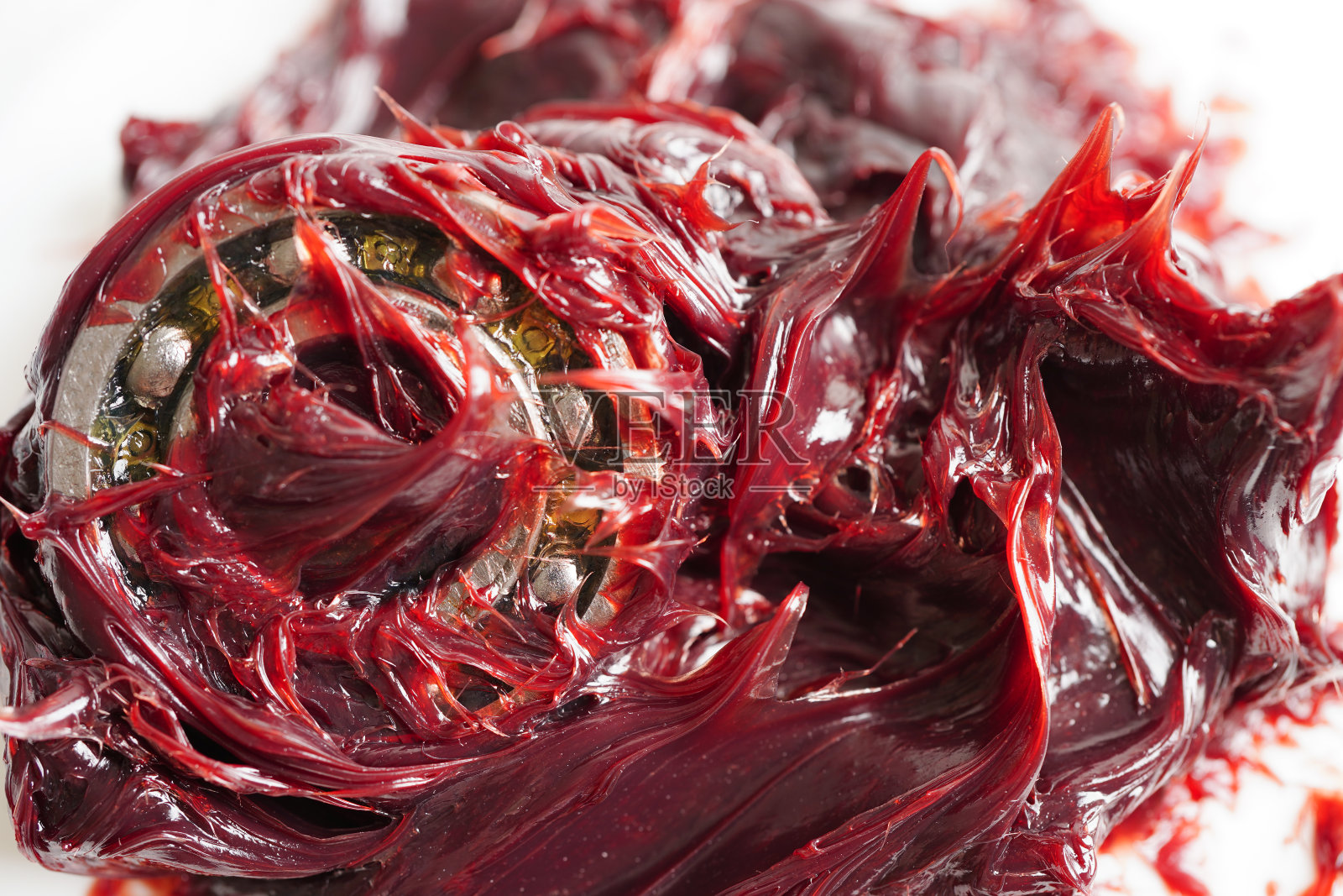 润滑脂和滚珠轴承，红色优异防水合成锂复合润滑脂，用于汽车和工业运动路径和机械润滑。照片摄影图片