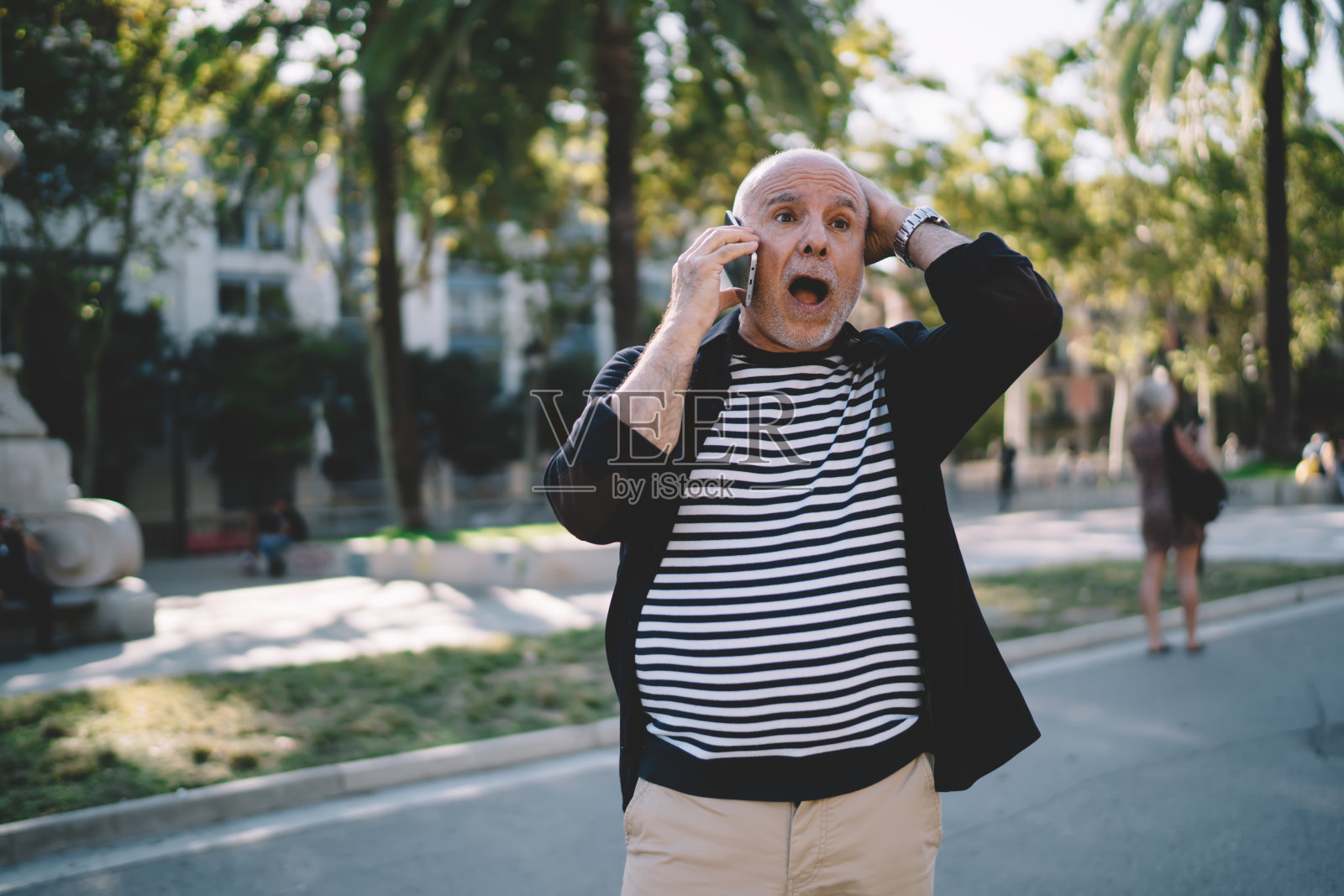 情绪激动的男游客在漫游时用手机通话时，脸上的表情记住了重要的事情，老年白人男子在旅行途中忘记连接漫游服务照片摄影图片