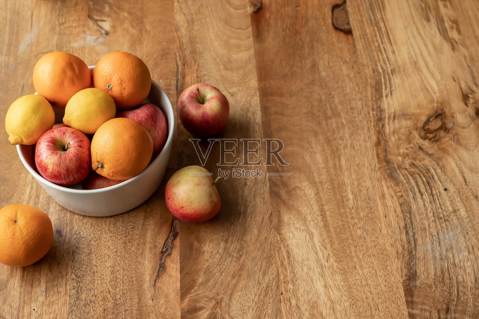 一个鸟的视角，装满水果的碗与复制空间照片摄影图片