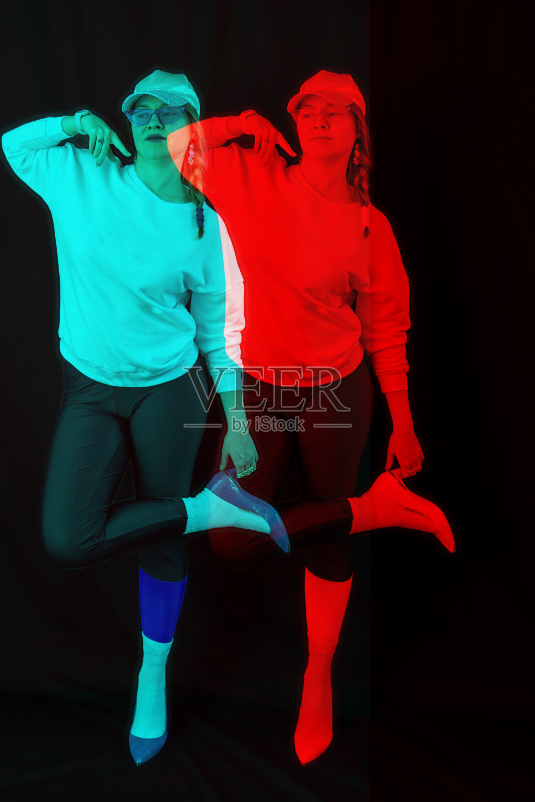 时尚女性模特在黑色背景上摆姿势，rgb颜色分割，抽象的未来主义创意风格照片摄影图片