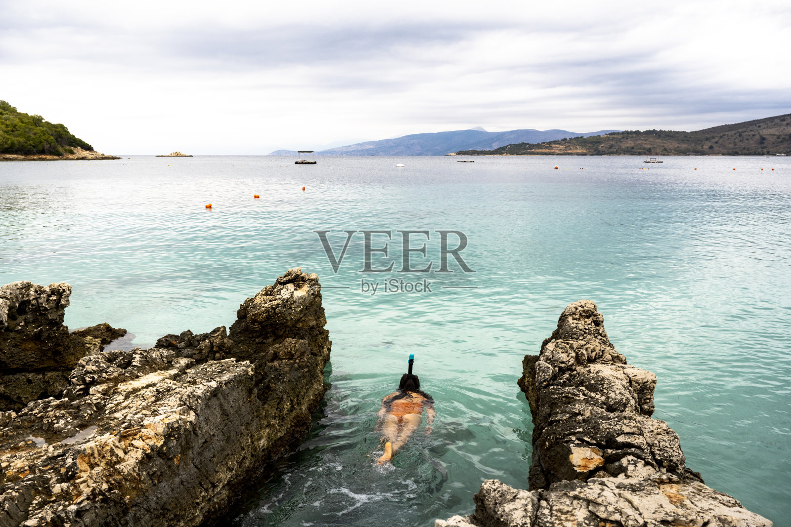 在亚得里亚海浮潜的女子照片摄影图片