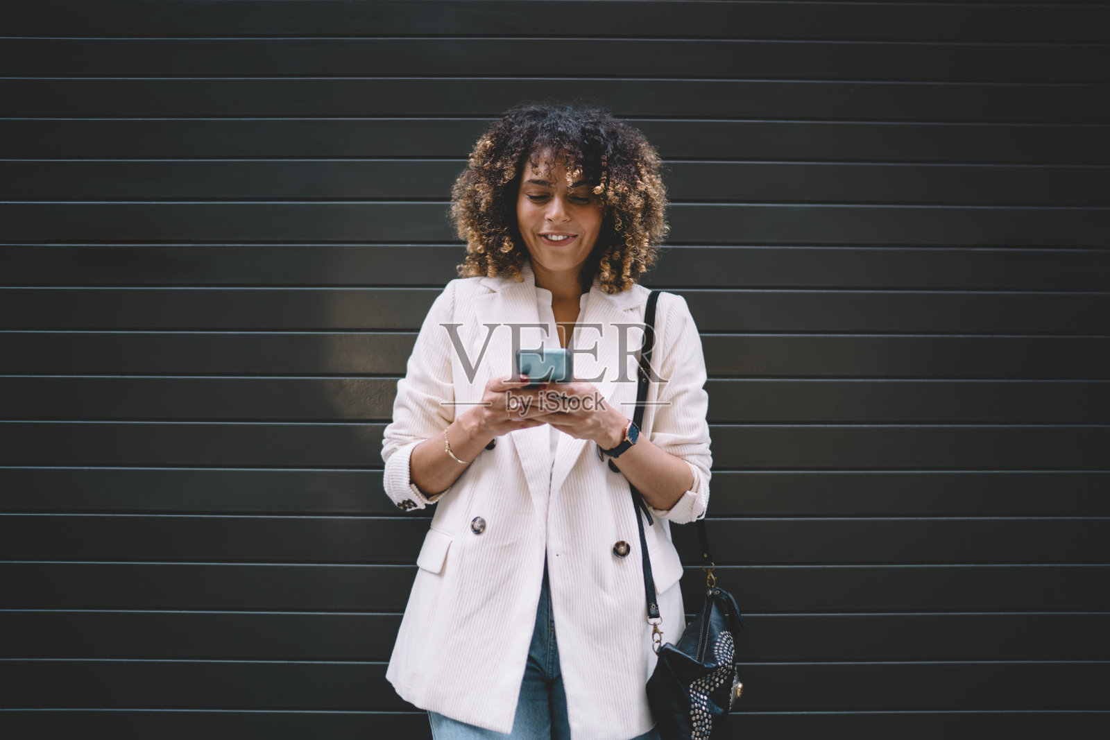 千禧年博主打字文本分享内容发布在社交网络使用智能手机设备附近的促销背景与复制空间区域的文字广告，技术概念照片摄影图片