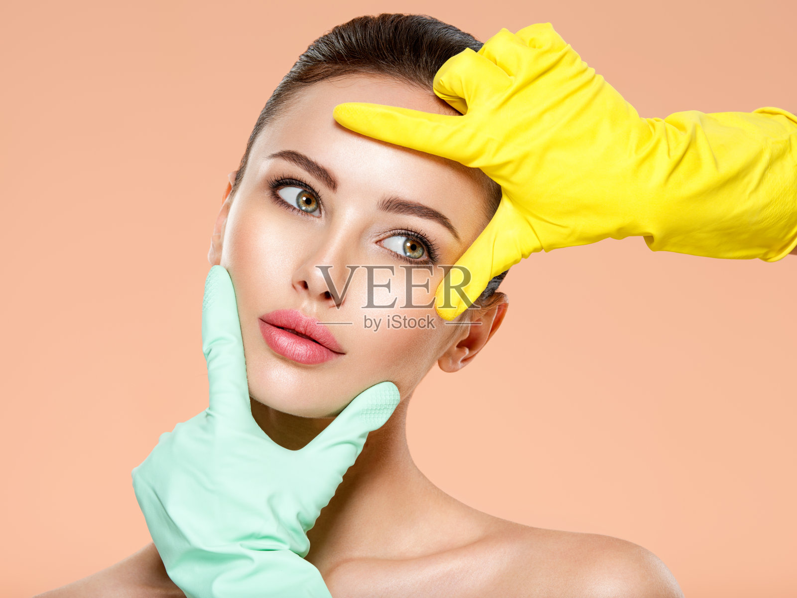 美丽女孩的肖像，触摸着她清新的脸庞。整容前面部皮肤检查。照片摄影图片