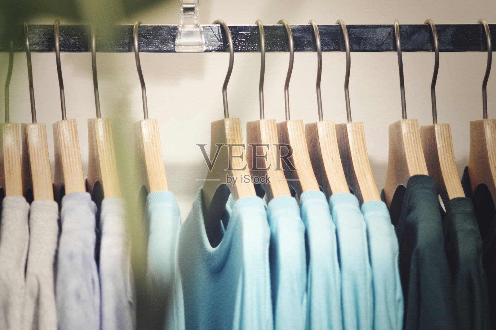 衣架和衣服的时尚形象照片摄影图片